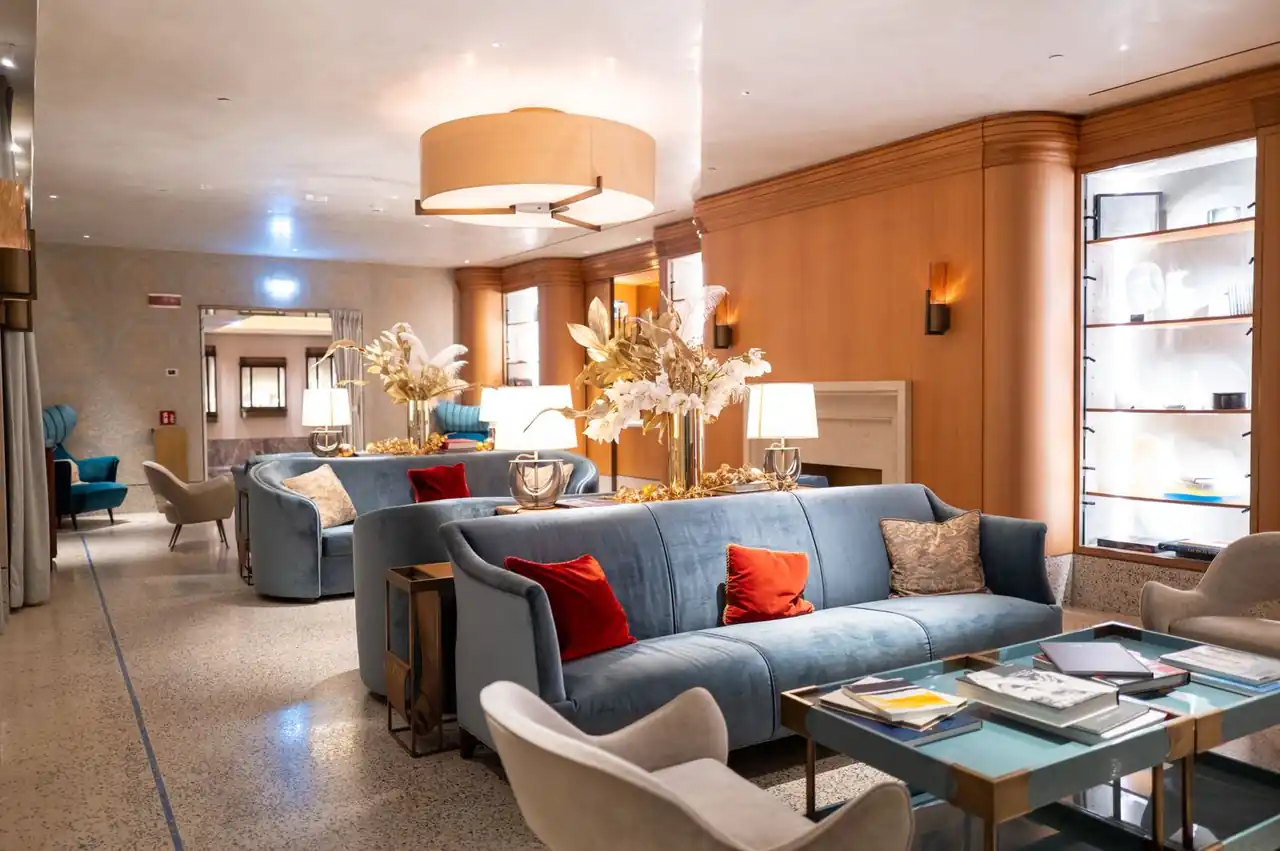 Eleganten lounge prostor v hotelu